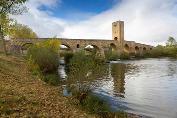 Obraz premium Puente medieval sobre el río Ebro en la ciudad de Frías. Burgos, España.