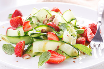 light summer detox salad with strawberries, cucumber, nuts and flax seeds