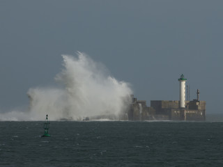 Fototapeta na wymiar tempête phare boulogne sur mer