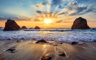 Crédence de cuisine en verre imprimé Style romantique Plage de sable parmi les rochers au coucher du soleil du soir. Ursa Beach près du cap Roca (Cabo da Roca) sur la côte de l& 39 océan Atlantique au Portugal. Paysage d& 39 été.