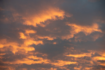 Naklejka na ściany i meble Wolken im Sonnenaufgang
