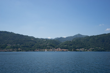 Fototapeta na wymiar Lac en Italie avec un village devant la forêt