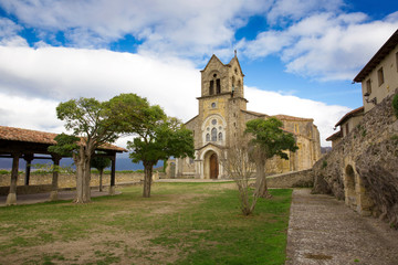 Iglesia fortificada de San Vicente Mártir y San Sebastián de Frías. Burgos España