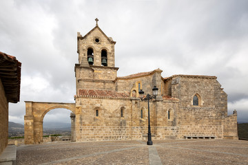 Fototapeta na wymiar Iglesia fortificada de San Vicente Mártir y San Sebastián de Frías. Burgos España