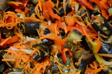  A dish of Georgian cuisine consists of slicing eggplant, carrots, onions, peppers and marinade.