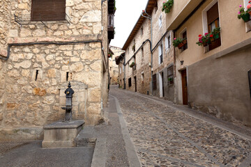 Fototapeta na wymiar Calle típica de pueblo de Frías en Burgos España