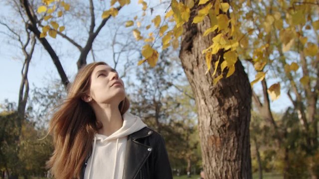 Beautiful Girl Walking in Autumn Prak