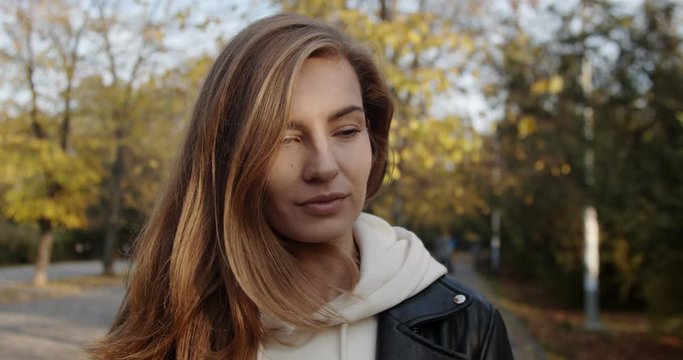 Beautiful Girl Walking in Autumn Prak