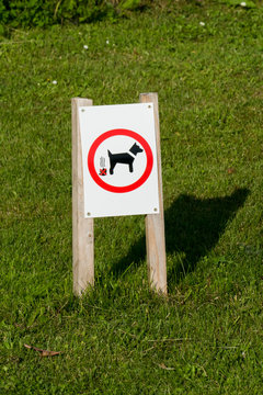 Hinweis Schild auf dem Rasen, Hunde hier nicht scheißen