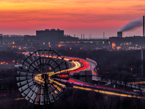 Blick auf die Autobahn und Industrie von Duisburg zum Sonnenuntergang, Ruhrgebiet