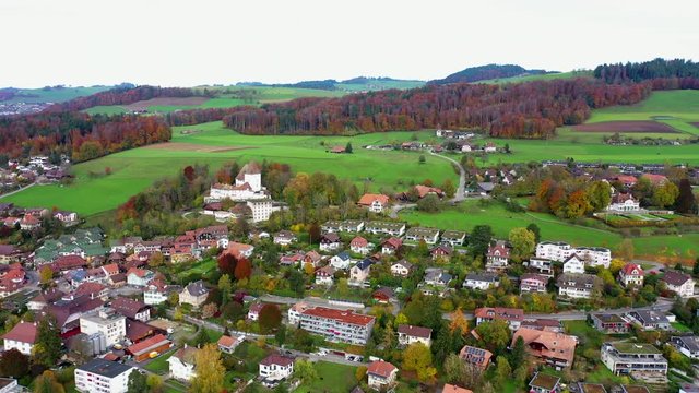 Anflug Schloss Worb im Kanton Bern
