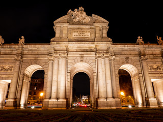 Fototapeta na wymiar monument of the alcala de madrid gate illuminated at night