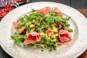 salad with parma ham jamon , tomatoes and arugula