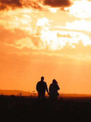 Fototapeta na wymiar silhouette of a couple at sunset