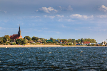 Obraz premium Schiffahrt zum Hafen nach Schaprode auf Rügen