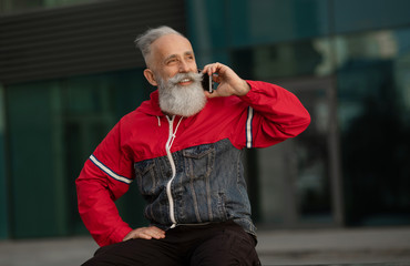 Handsome senior man portrait - Youthful and stylish man in the sixties, concepts about lifestyle, seniors and business.