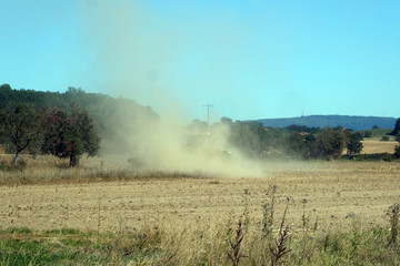Fototapeta na wymiar Traktor bei der Feldarbeit im Herbst