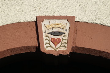 Historischer Schlussstein an einem Torbogen in St. Martin in der Pfalz