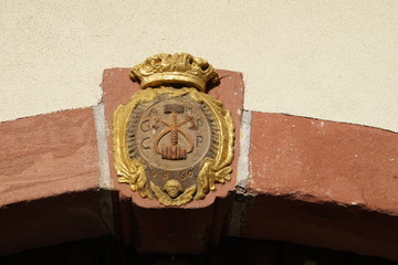 Alter Schlussstein eines Torbogens in St. Martin in der Pfalz