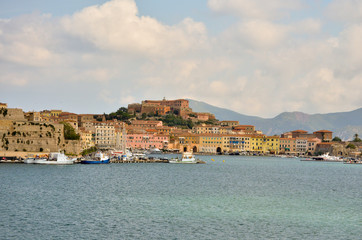 Fototapeta na wymiar Portoferraio vista dal mare - Isola d'Elba