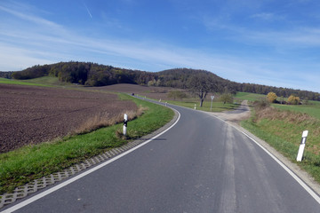 Fototapeta na wymiar Staatsstraße 2421 von Stierhöfstetten nach Greuth