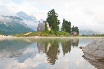Fototapeta na wymiar Camping in beautiful Elfin lakes 