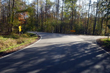 Fototapeta premium Staatsstraße 2421 von Stierhöfstetten nach Greuth