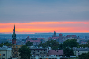 Fototapeta na wymiar Wzgórze Wawelskie w Krakowie podczas zachodu słońca, Polska
