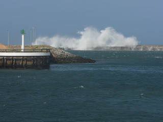 tempête vague qui s'écrase sur une digue