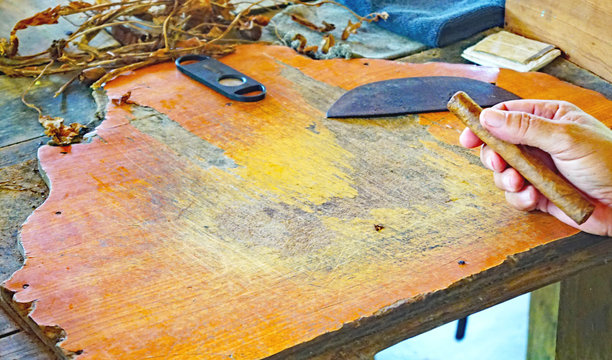 Manipulaci&oacute;n para hacer cigarros puros artesanales en Cuba