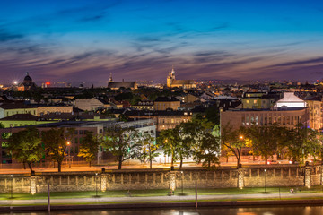 Widok na Stare Miasto w Krakowie po zachodzie słońca, Bazylika Mariacka, Polska - obrazy, fototapety, plakaty