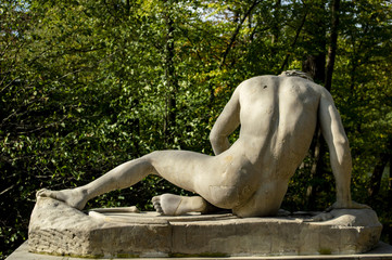 Rzeźba, chłopiec ranny w kolano, skaleczony