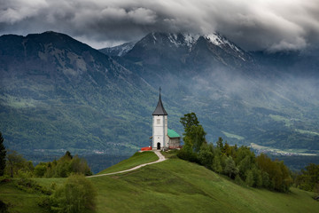 Fototapeta na wymiar Kościół św. Primusa i Felicjana we wsi Jamnik, Słowenia
