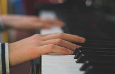 Obraz premium Little girl is playing the grand piano.
