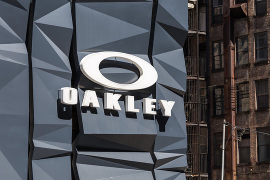 NEW YORK, USA - MAY 15, 2019: Oakley logo Sign on wall above store in  Manhattan. Oakley designs, develops and manufactures sports performance  equipment, lifestyle pieces Stock Photo
