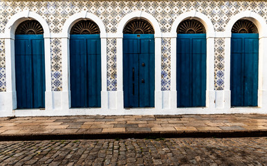 Fachada de casarão no decorada com azulejos colonial, no centro histórico de São Luís-MA