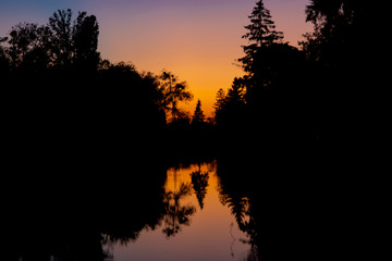 Obraz na płótnie Canvas beautiful sunset on the river
