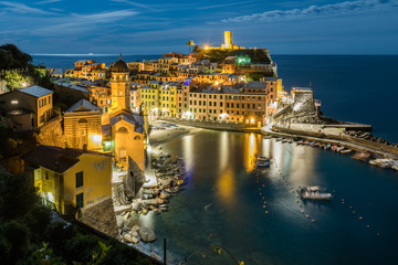 Vernazza nocą, Cinque Terre, Liguria, La Spezia, Włochy - obrazy, fototapety, plakaty