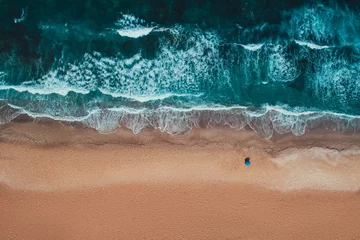 Türaufkleber Luftaufnahme Strand Luftbild von oben von der Drohne des Sandstrandes mit türkisfarbenen Meereswellen mit Kopienraum für Text