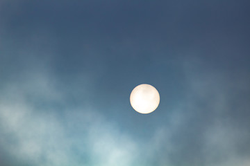Sol encoberto pela neblina marítima 
