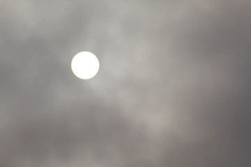 Sol encoberto pela neblina marítima 