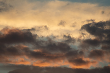 Obraz premium Crepúsculo céu azul e nuvens em tons avermelhados