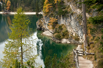 Wanderung im Herbst rund um den Pragser Wildsee mit schöner Bergkulisse in den Dolomiten in...