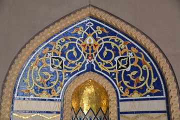 Ein Mosaik im Bogengang Riwaq der Große Sultan-Qabus-Moschee in Maskat. Sie gilt als eine der...