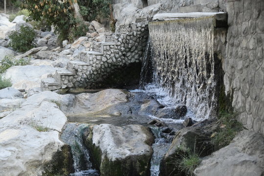 Ain Al Thawarah hot springs in der Region Al Batinah in der Nähe der Stadt Nakhal Nakhl am Fuße des Gebirges Hadshar im Sultanat von Oman.    