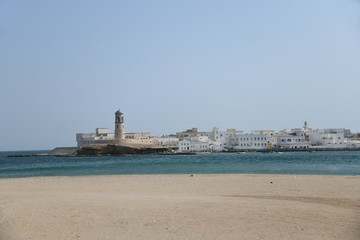 Der Leuchtturm der kleinen Ortschaft Al Ayjah im Oman liegt am Golf von Oman und gegenüber der Hafenstadt Sur mit ihrer berühmten Dhauwerft. 