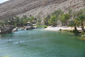 Das berühmte Wadi Bani Khalid liegt im Distrikt Schamal asch Scharqiyya im Hadschar Gebirge und in der Nähe der Muqal Höhle. Die Oase  befindet sich im Sultanat Oman.