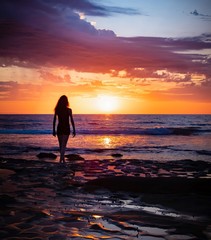 Fototapeta na wymiar silhouette of woman at sunset