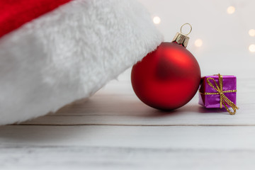 Bomka i prezent świąteczny pod czapką Św. Mikołaja © andsko