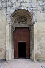 Fototapeta na wymiar il portale della chiesa romanica di San Giorgio nel borgo di Vigoleno (Piacenza)